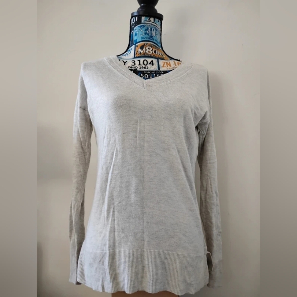 Women's Light Gray V-Neck Long Sleeve Top